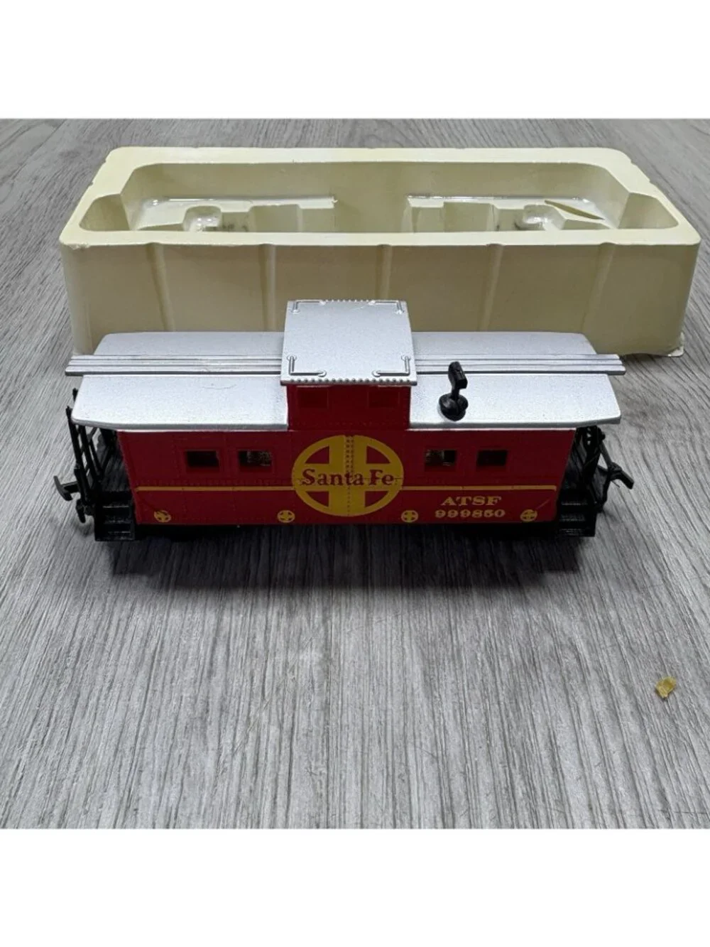 Life-like 8466 40' Box Car Ajax and Santa Fe Caboose 8542